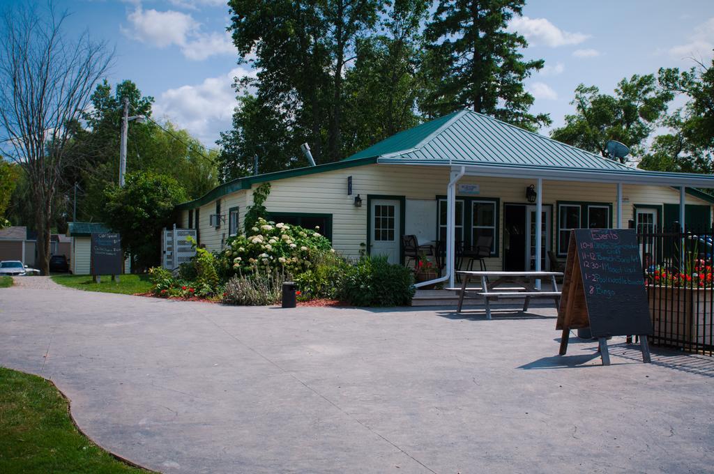 Woodland Estate Resort Campbellford Exteriör bild